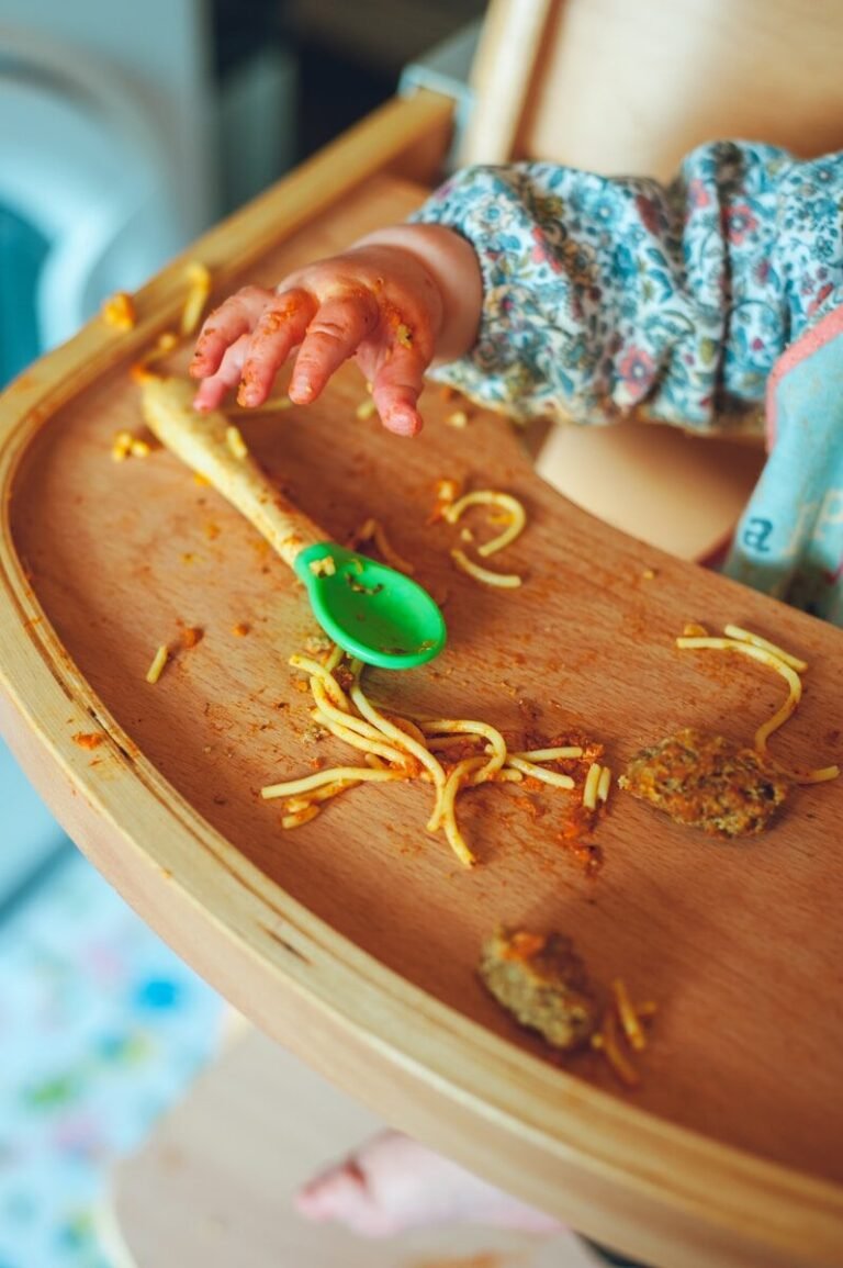 baby led weaning: trona con respaldo recto y reposapiés