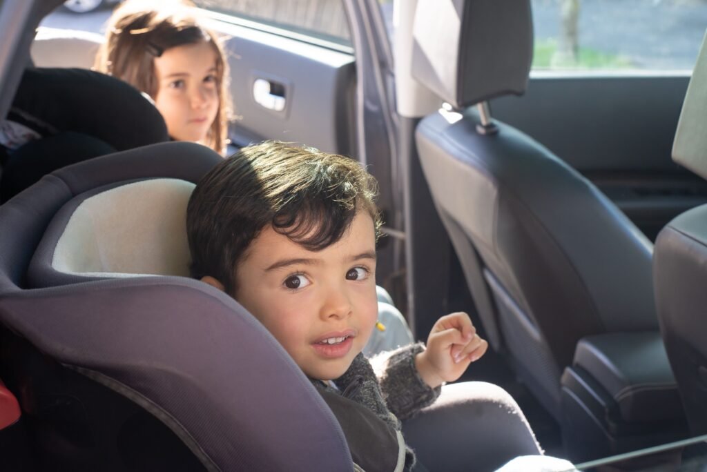 silla de coche giratoria en un coche de 3 puertas