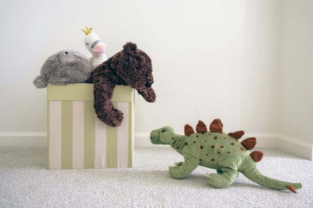 qué llevar a la guardería: peluche de apego y chupete con pinza