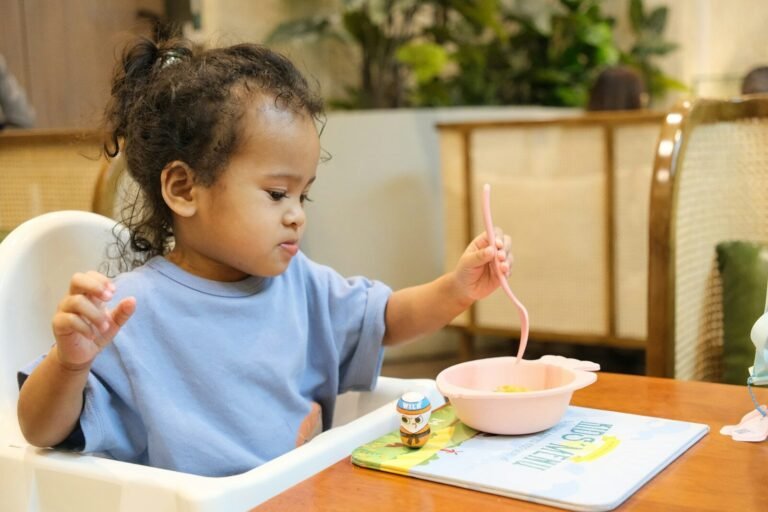baby led weaning: bebé comiendo solo desde los 6 meses